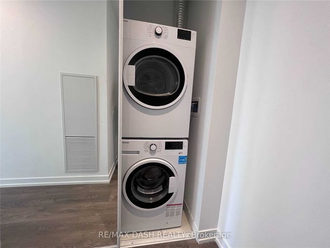 5009 - 5 Buttermill Ave, Condo with 3 bedrooms, 2 bathrooms and 1 parking in Vaughan ON | Image 11