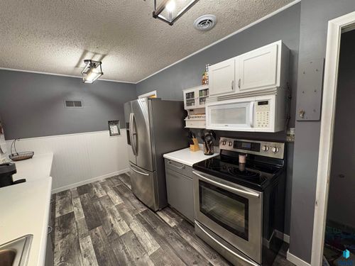 617 W Lincoln St, Luverne, MN, 56156-1435 | Card Image