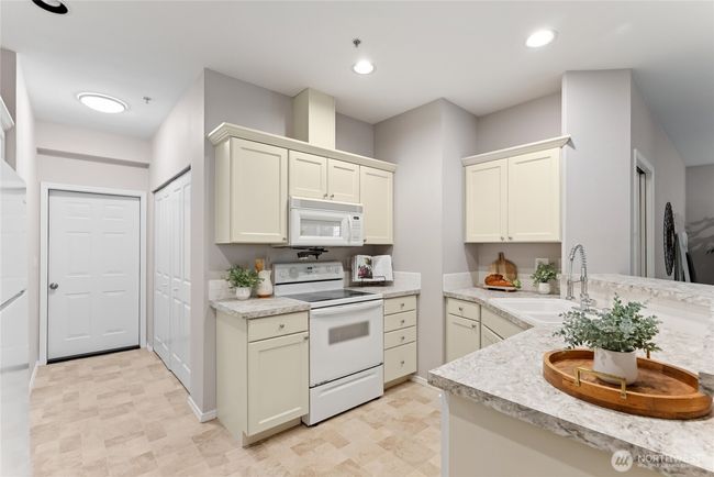 B10 - 2147 Hammond Ave, Condo with 2 bedrooms, 2 bathrooms and null parking in Dupont WA | Image 12