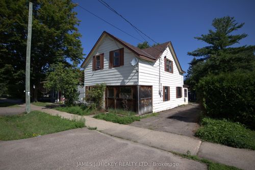 979 Lea St, Pembroke, ON, K8A6H9 | Card Image