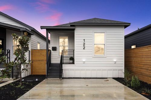 122 E 31st 1/2 St, Houston, TX, 77018-8410 | Card Image