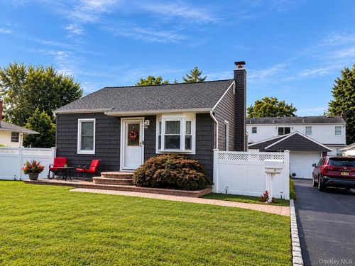 1467 4th St, West Babylon, NY, 11704-4753 | Card Image