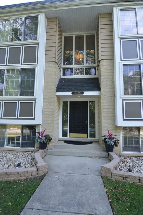 372-372 Eastern Ave, Barrington, IL, 60010-4629 | Card Image