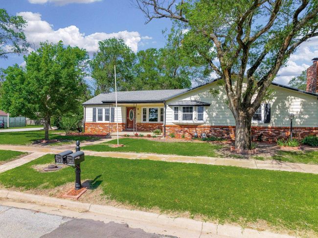 Ranch-style home with brick siding, a front yard, and a chimney | Image 30