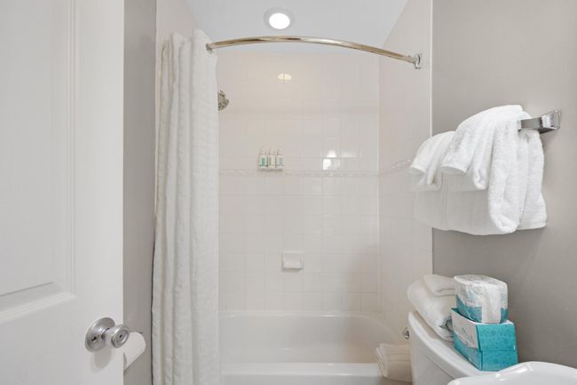 2104 Marina Villas Dr, Condo with 2 bedrooms, 3 bathrooms and null parking in Duck Key FL | Image 32