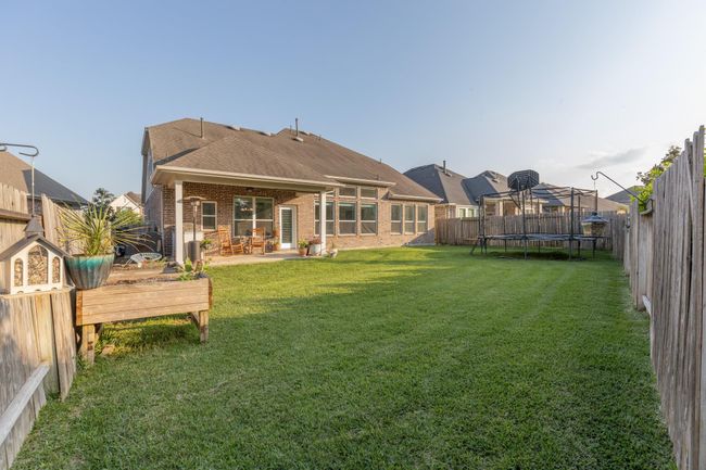 Expansive backyard, perfect for adding a pool. | Image 49