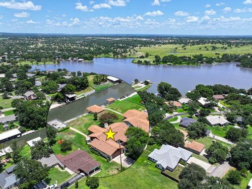 106 Flamingo Cir, Marble Falls, TX, 78654-8235 | Card Image