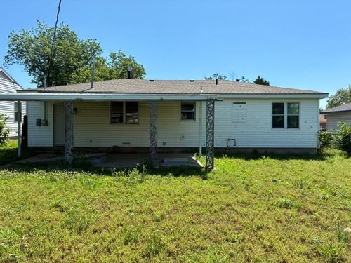 2208 Jane St, Ponca City, OK, 74601-1811 | Card Image