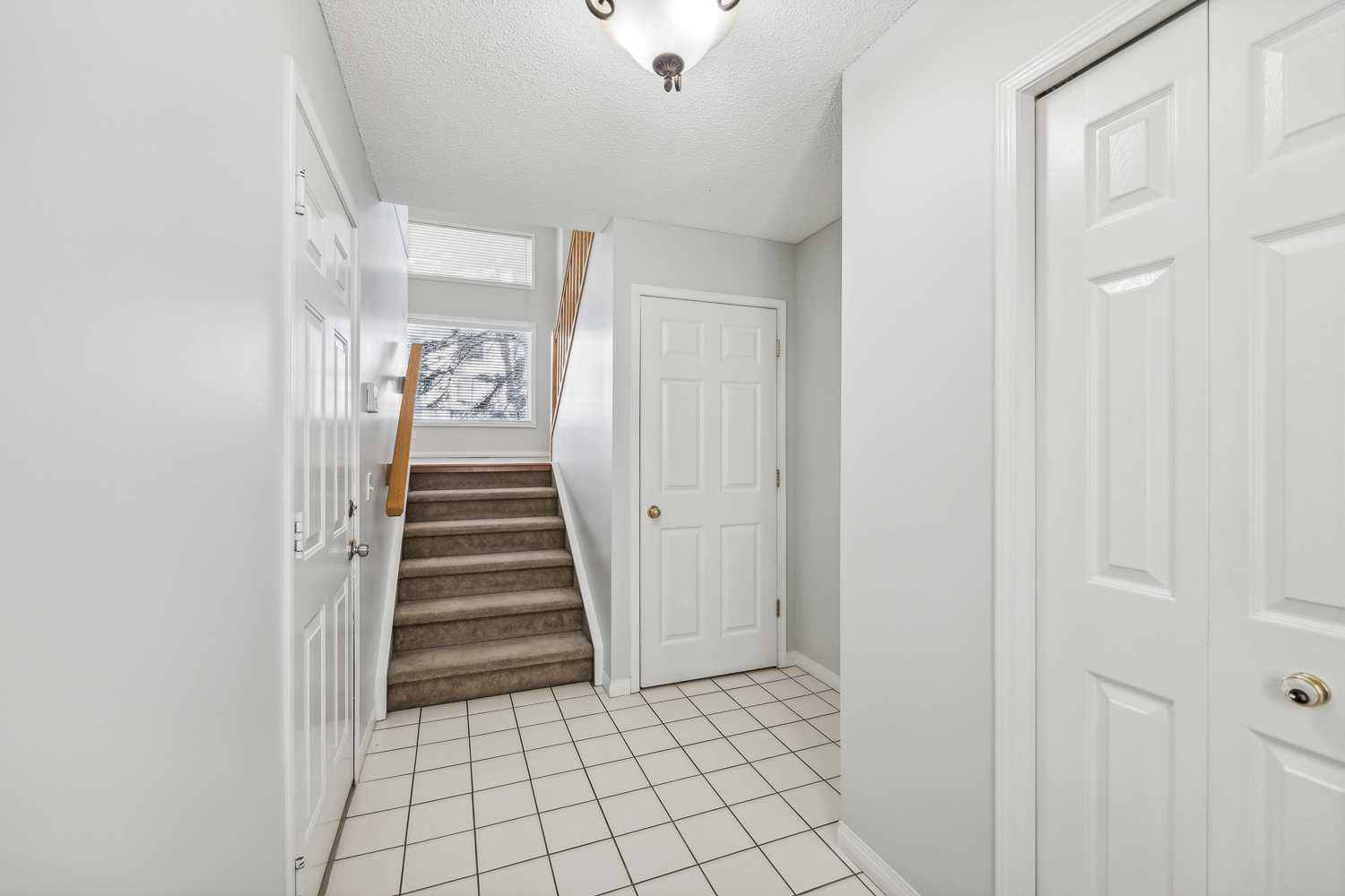 76 Kingsland Villas Sw, Home with 3 bedrooms, 2 bathrooms and 2 parking in Calgary AB | Image 21