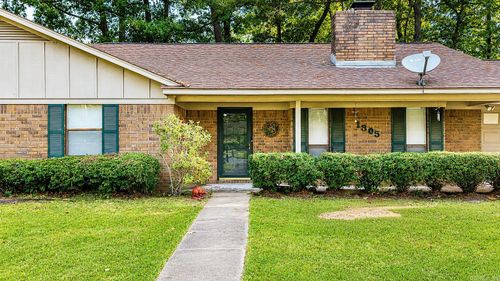 1305 War Eagle Dr, Pine Bluff, AR, 71603-7929 | Card Image