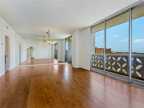 apt-5j-1801 Lavaca St, Austin, TX, 78701-1305 | Card Image