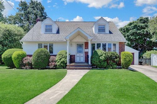 955 Cedar Court, Hempstead, NY, 11010 | Card Image