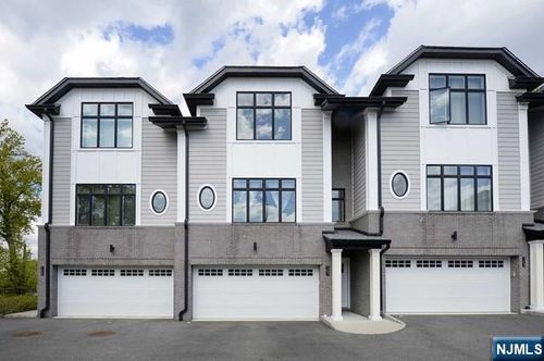 555 Edgewater Ave, Ridgefield, NJ, 07657-2737 | Card Image