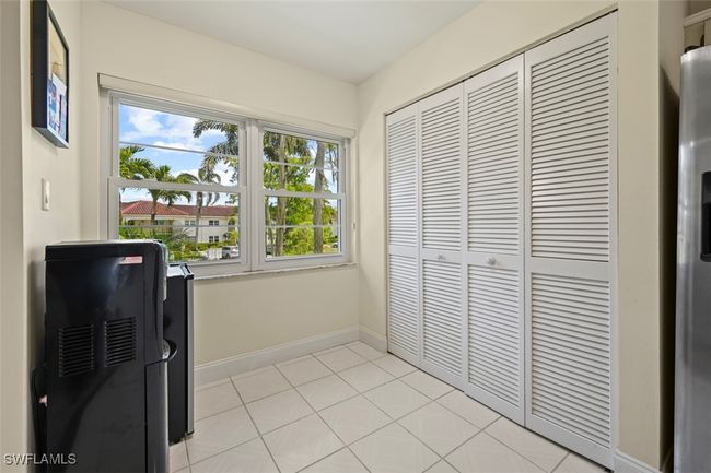 E210 - 1055 Forest Lakes Dr, Condo with 2 bedrooms, 2 bathrooms and null parking in NAPLES FL | Image 10