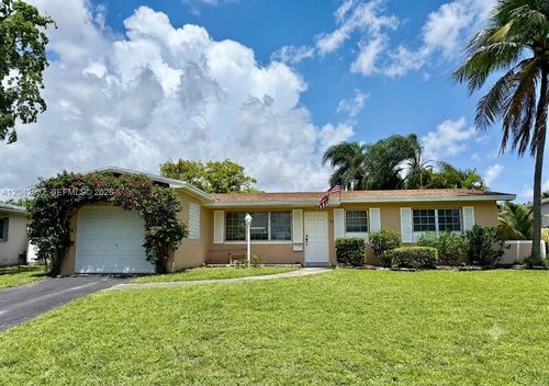 830 Sw 64th Pkwy, Pembroke Pines, FL, 33023-1507 | Card Image