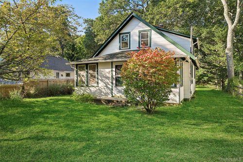 2230 Sigsbee Rd, Mattituck, NY, 11952-3310 | Card Image