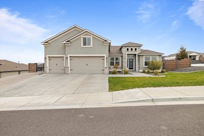 689 Titan Ave, Home with 5 bedrooms, 2 bathrooms and null parking in West Richland WA | Image 1