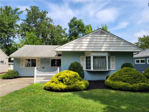 8944 Manorford Dr, Parma Heights, OH, 44130-3225 | Card Image