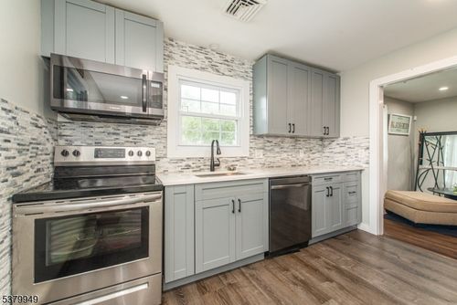 1 Gail Dr, Roxbury Twp, NJ, 07836-4201 | Card Image