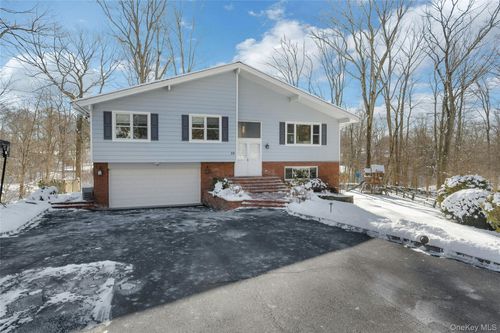 30 Highclere Ln, Valhalla, NY, 10595-1318 | Card Image