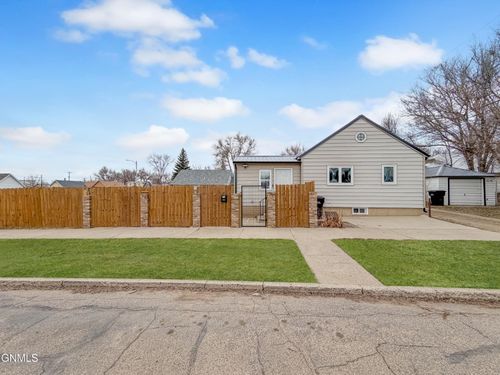 802 Broadway W, Williston, ND, 58801 | Card Image