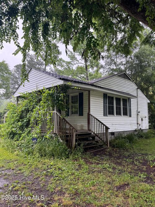 6748 Pitt St, Grifton, NC, 28530-8593 | Card Image