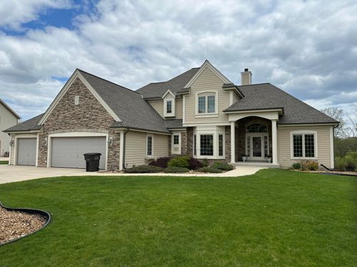 8234 S 43rd St, Franklin, WI, 53132-7915 | Card Image