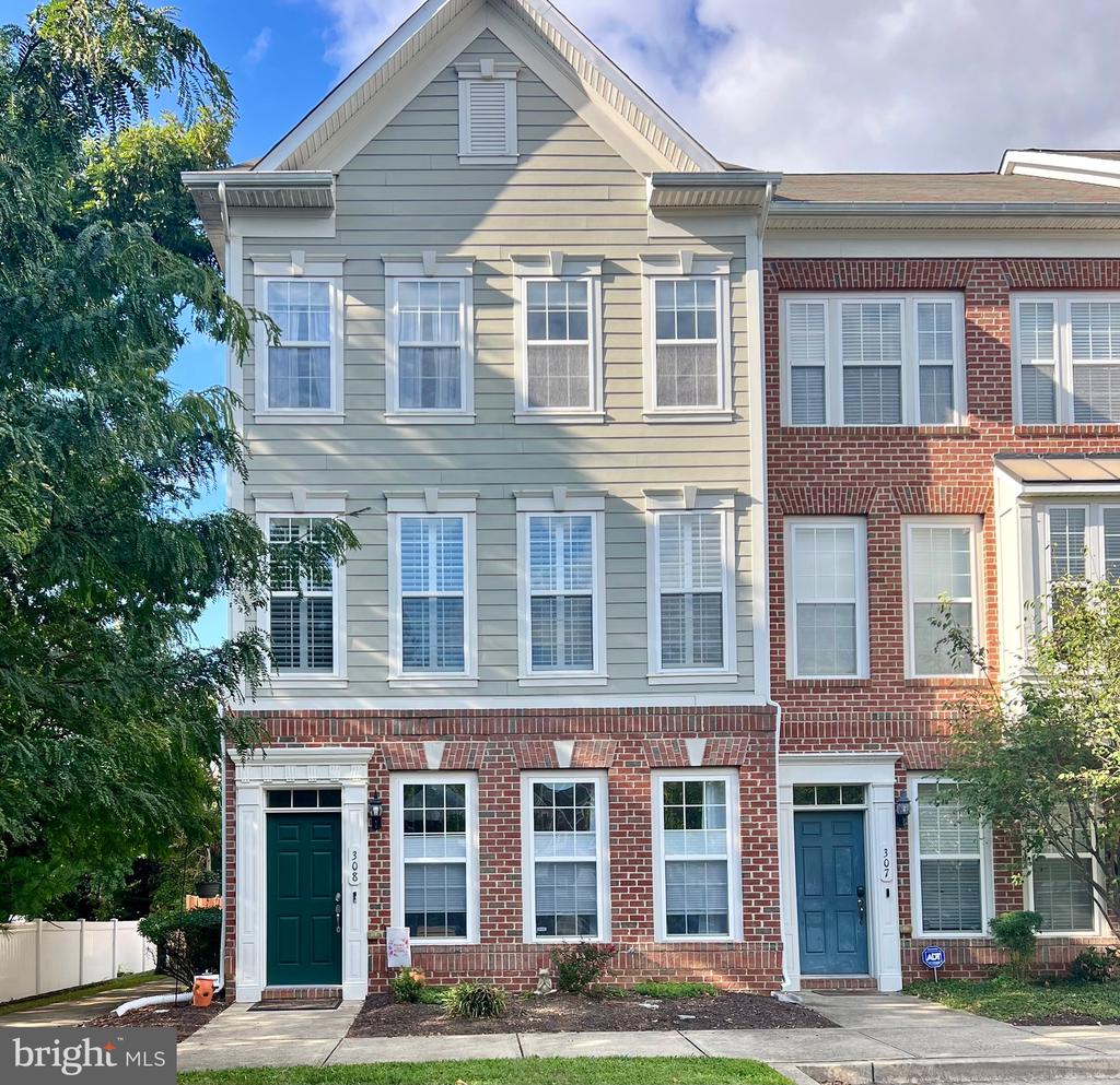 Edelen Station Pl, LA Plata, MD 20646