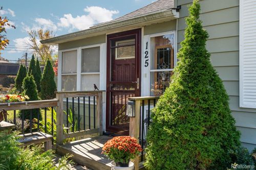 125 University Dr, Howell, MI, 48843-1755 | Card Image