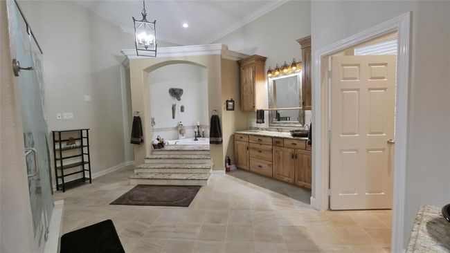 Oversized Executive Bath | Image 23