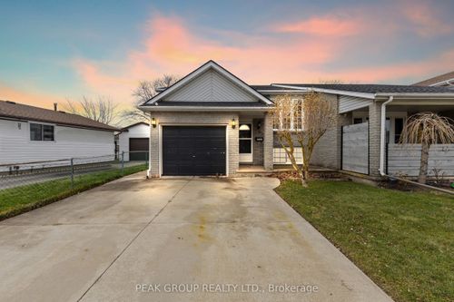 7953 Paddock Trail Dr, Niagara Falls, ON, L2H1W7 | Card Image