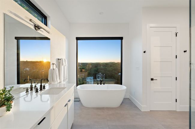 Unwind with in your bath tub with sunset views | Image 21