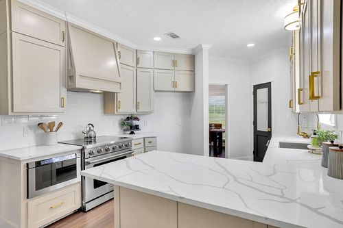 15415 Skyhawk Ln, Beach City, TX, 77523-9384 | Card Image