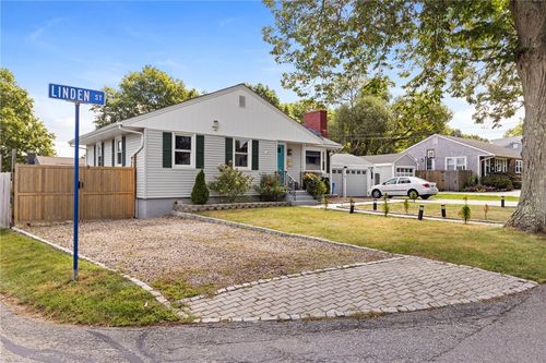 67 Linden St, Middletown, RI, 02842-4924 | Card Image