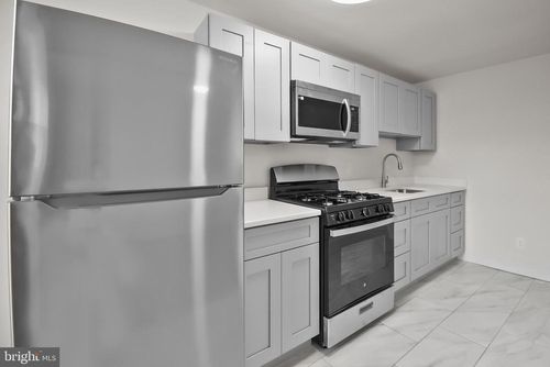 1051 Oakwood Dr, GLENOLDEN, PA, 19036-1512 | Card Image