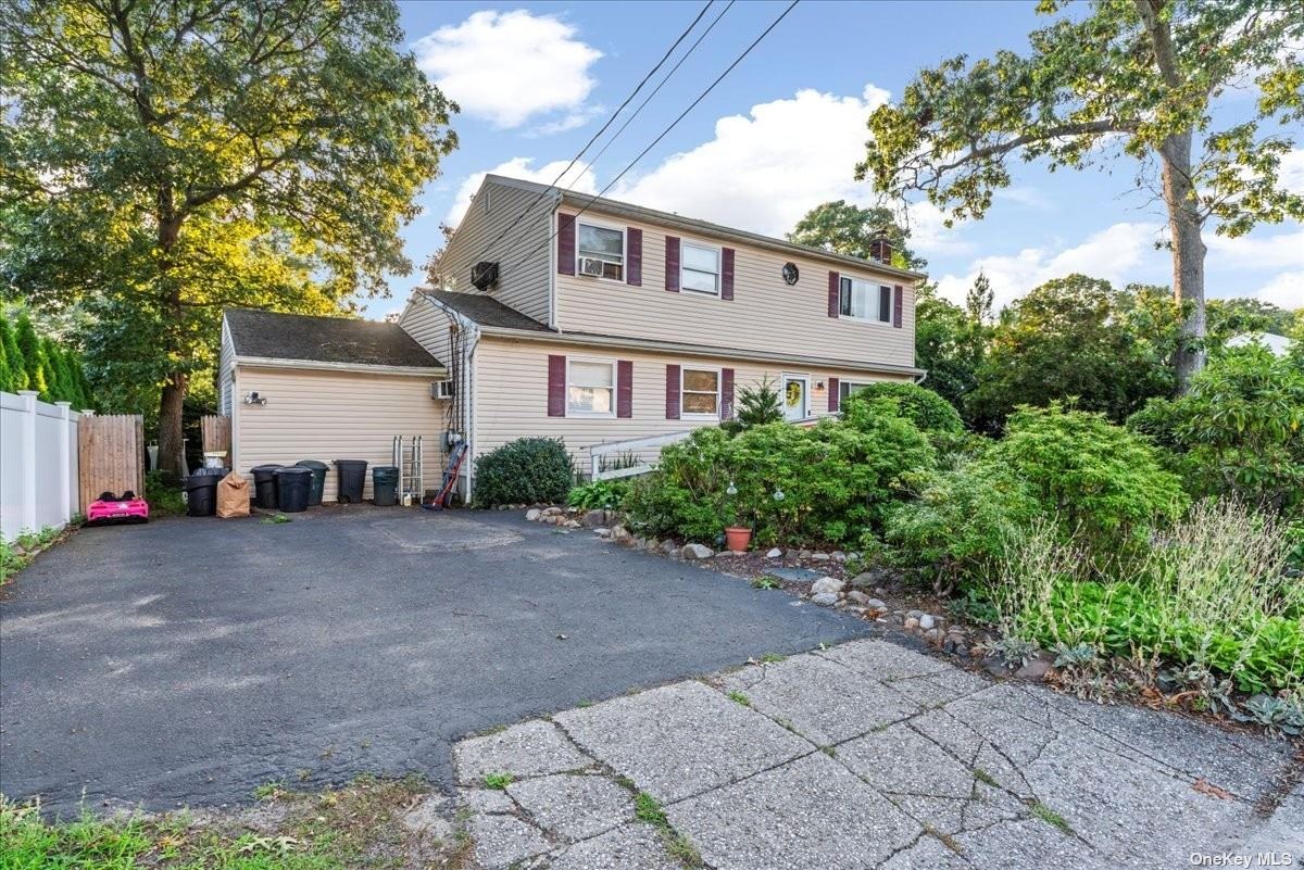Penn St, Lake Grove, NY 11755