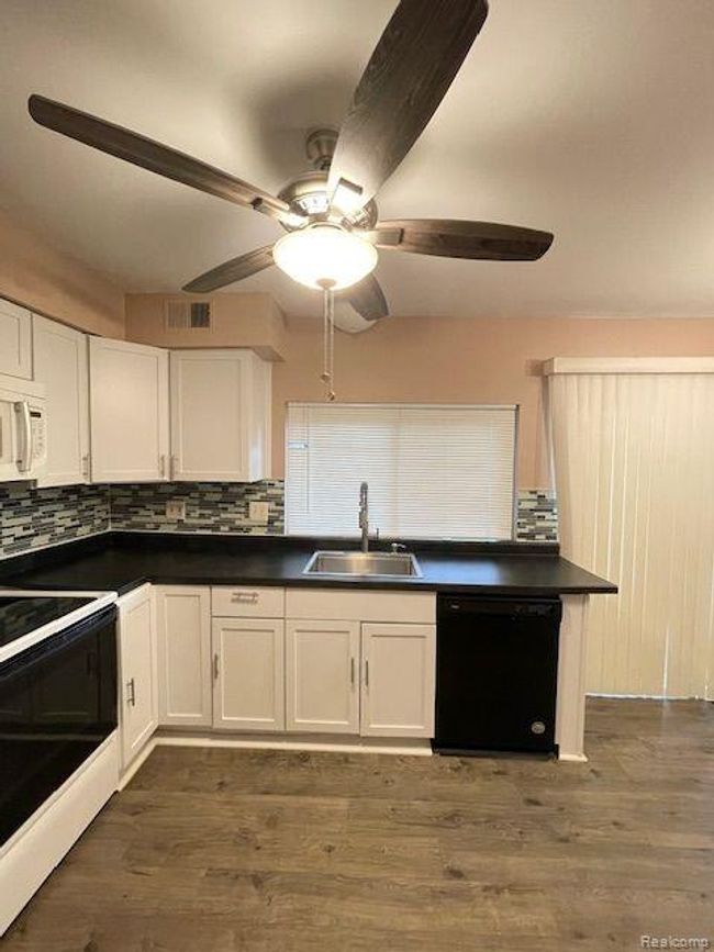 37310 Glenbrook Dr, Condo with 3 bedrooms, 2 bathrooms and null parking in Clinton Twp MI | Image 12