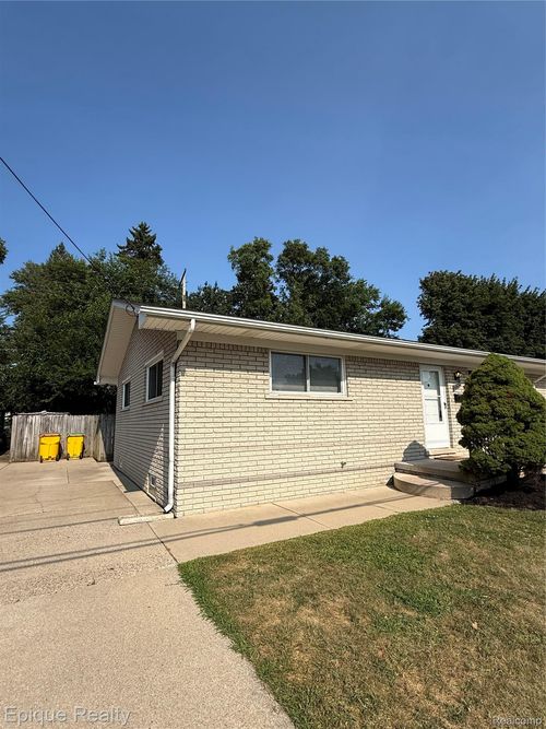 45656 Brownell St, Utica, MI, 48317-5233 | Card Image