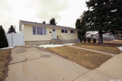 1231 Grandview St W, Moose Jaw, SK, S6H5M3 | Card Image