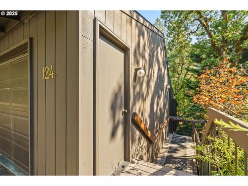 124 Brae Burn Dr, Eugene, OR, 97405-2032 | Card Image