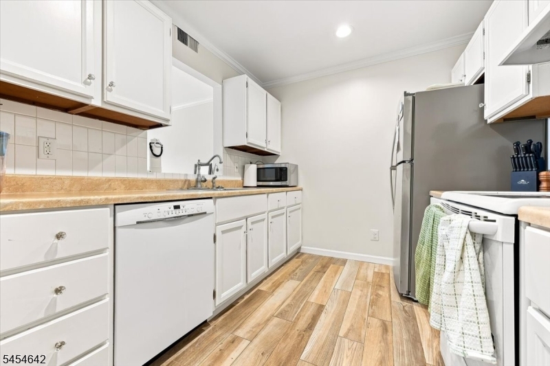 Residential Lease in Glen Ridge Boro Twp. 2
