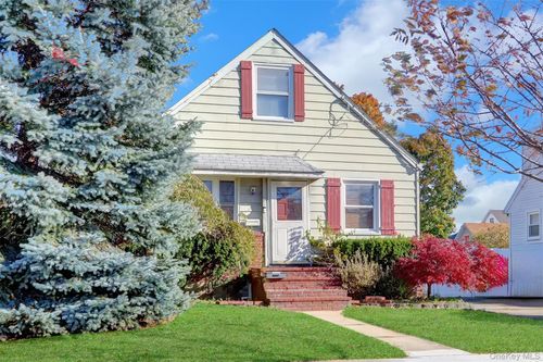 11 Wood St, Lynbrook, NY, 11563-2429 | Card Image