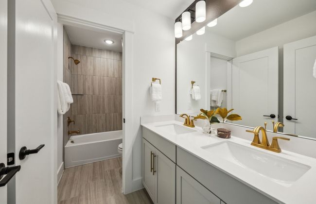 Elegant secondary bath with contemporary design *Model representation | Image 24