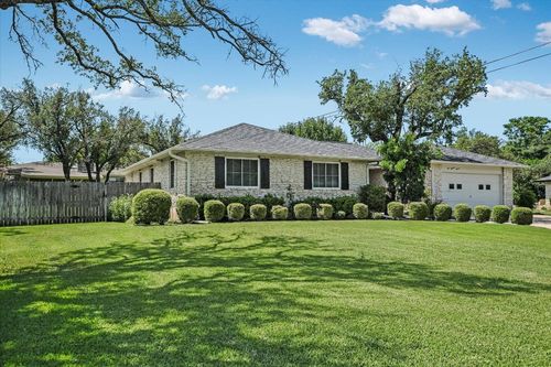 111 Oakland Dr, Georgetown, TX, 78628-7611 | Card Image