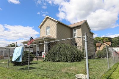 View of Front and Right Side of the Home. | Image 3