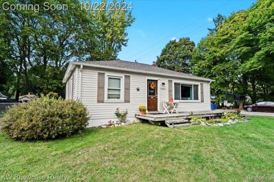 6402 Logan Road, Home with 2 bedrooms, 2 bathrooms and null parking in Waterford Twp MI | Image 2