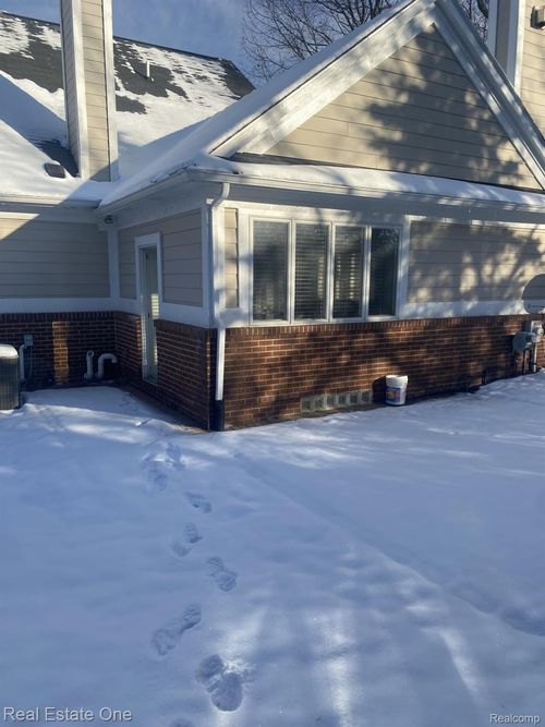 1030 Oakwood Dr, Bloomfield Hills, MI, 48304-1120 | Card Image