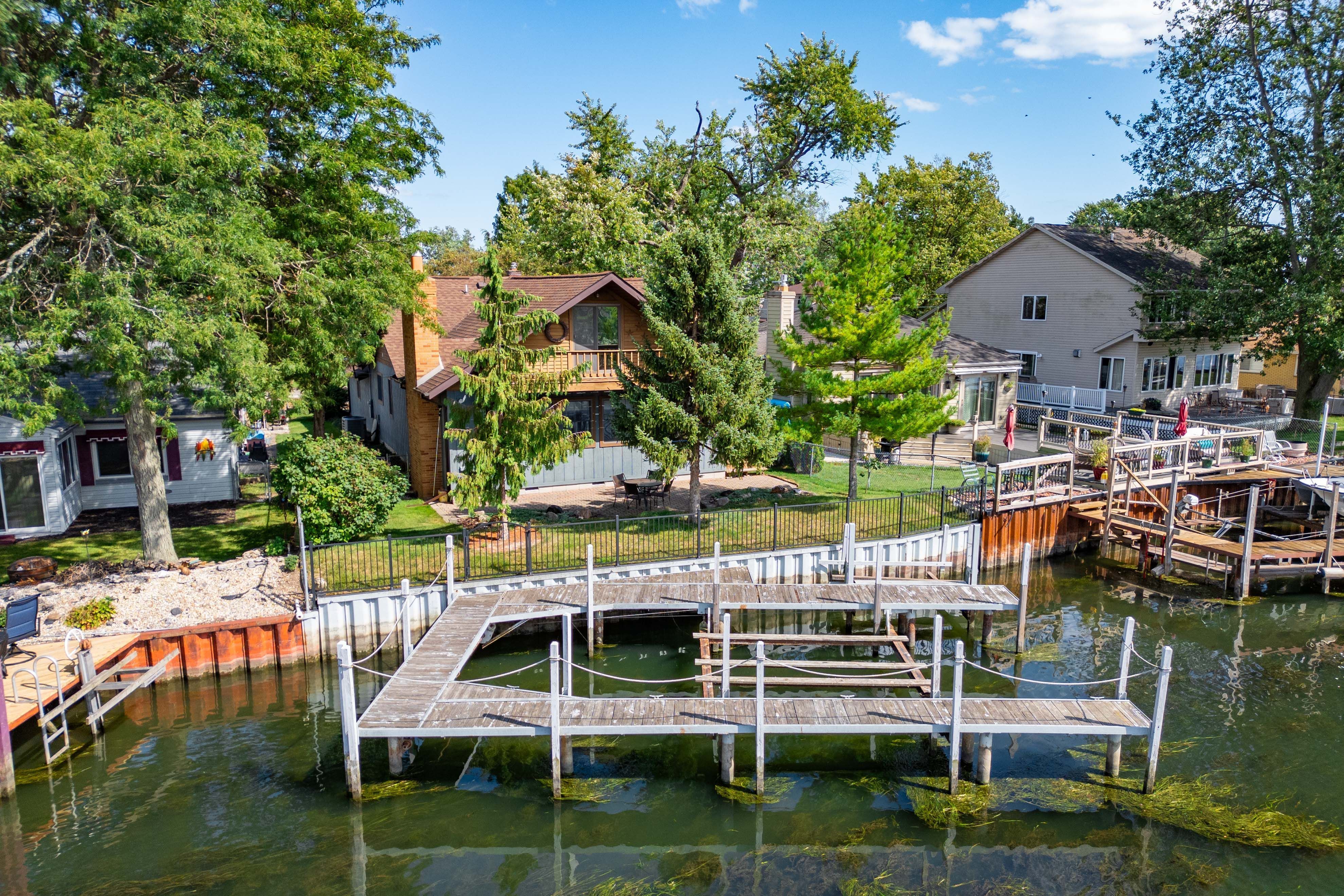 Bayview Dr, Gibraltar, MI 48173