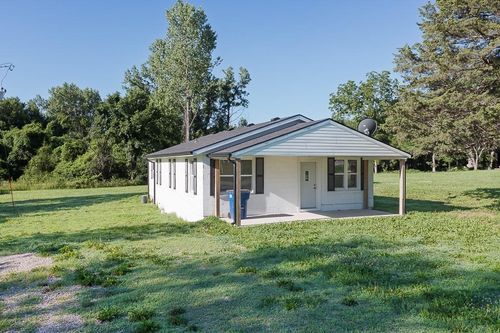 17931 Hollingsworth Rd, Tonganoxie, KS, 66086-4246 | Card Image
