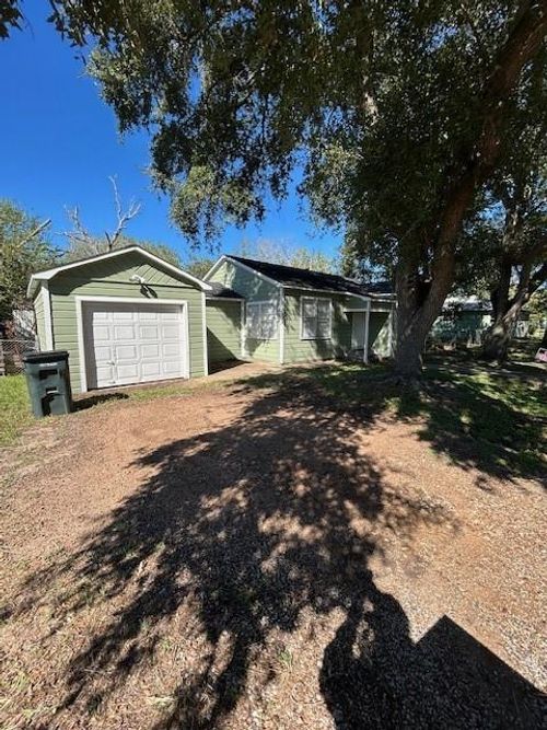 1304 Yupon St, El Campo, TX, 77437-3860 | Card Image